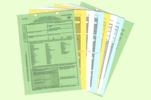Karta formularzy w różnych kolorach na tle zielonym