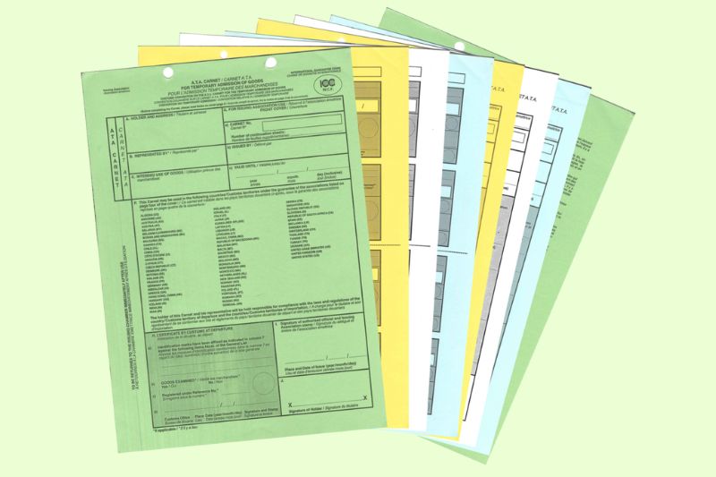 Karta formularzy w różnych kolorach na tle zielonym