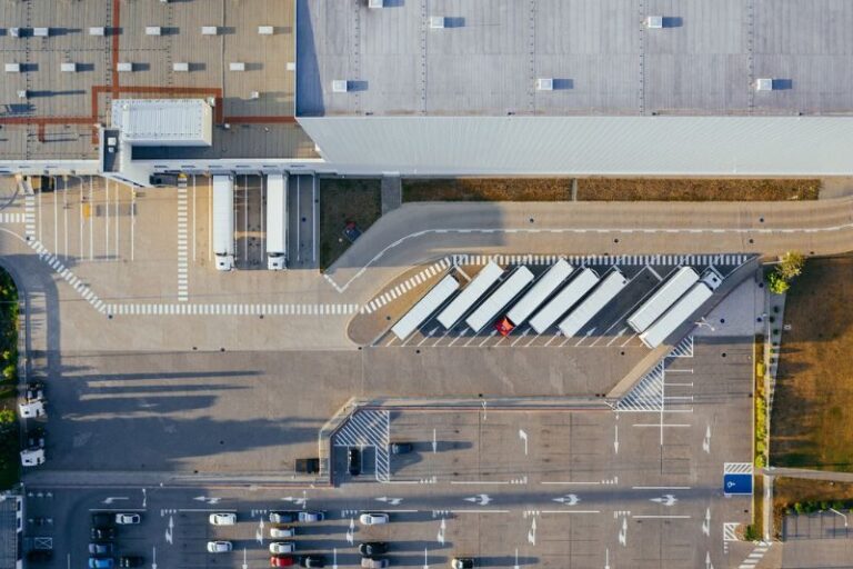 Widok z góry na parking z ciężarówkami