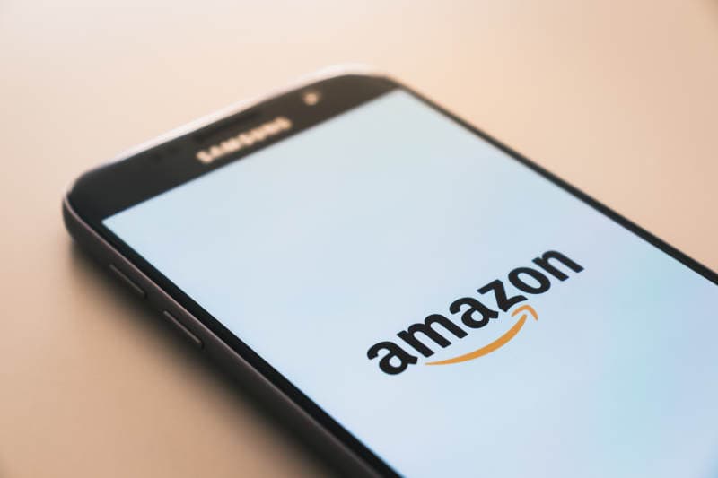 Logo Amazon na ekranie telefonu.