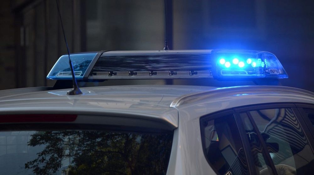 Niebieskie światła na dachu radiowozu