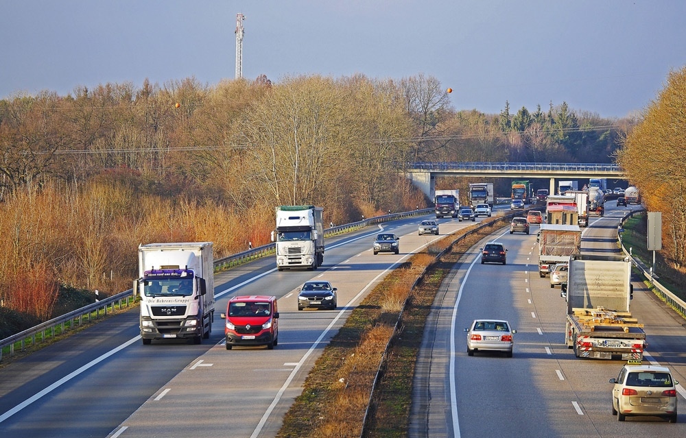 Ruch na autostradzie z samochodami i ciężarówkami