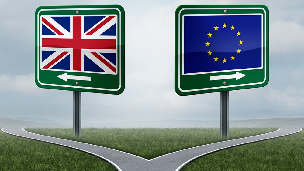 Znaki drogowe z flagami Wielkiej Brytanii i Unii Europejskiej