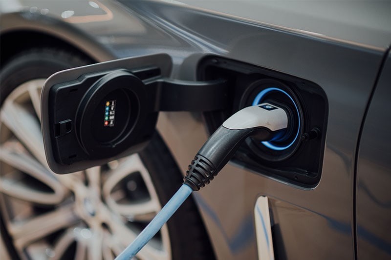 Ładowanie elektrycznego samochodu.