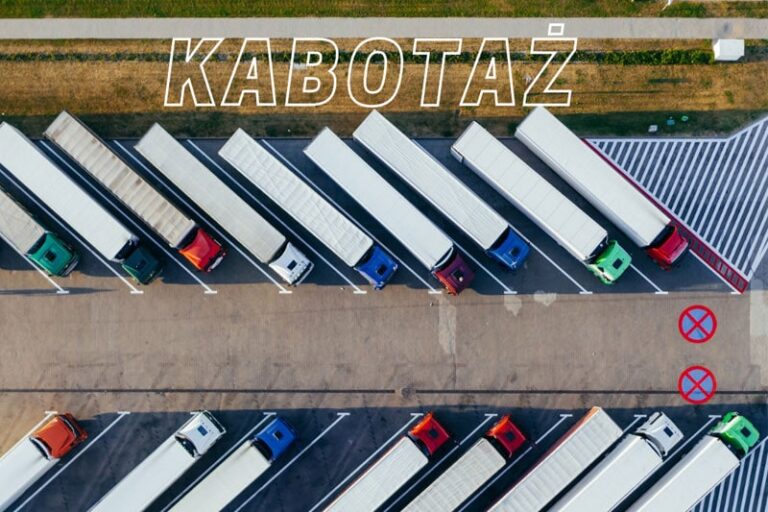 Widok z góry na zaparkowane ciężarówki
