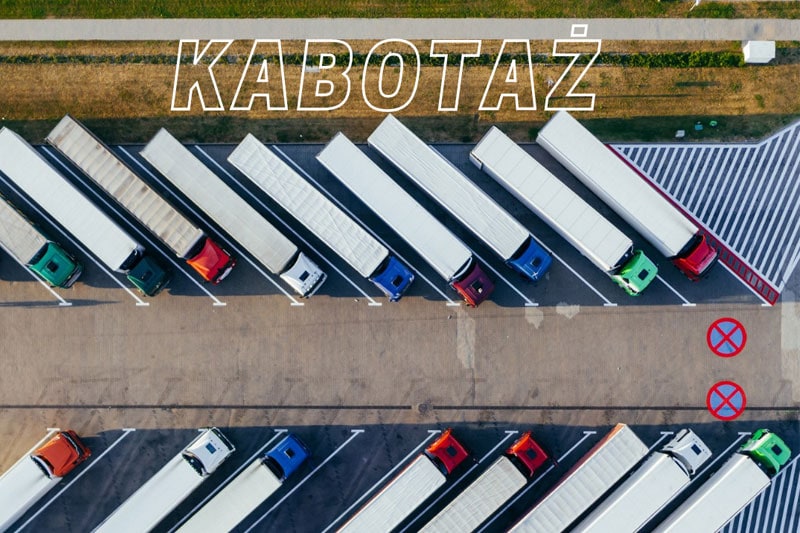 Widok z góry na zaparkowane ciężarówki