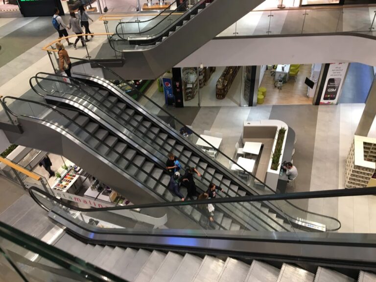 Widok na ruchome schody w centrum handlowym