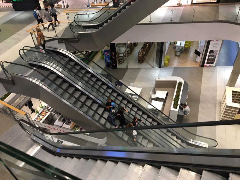Widok na ruchome schody w centrum handlowym