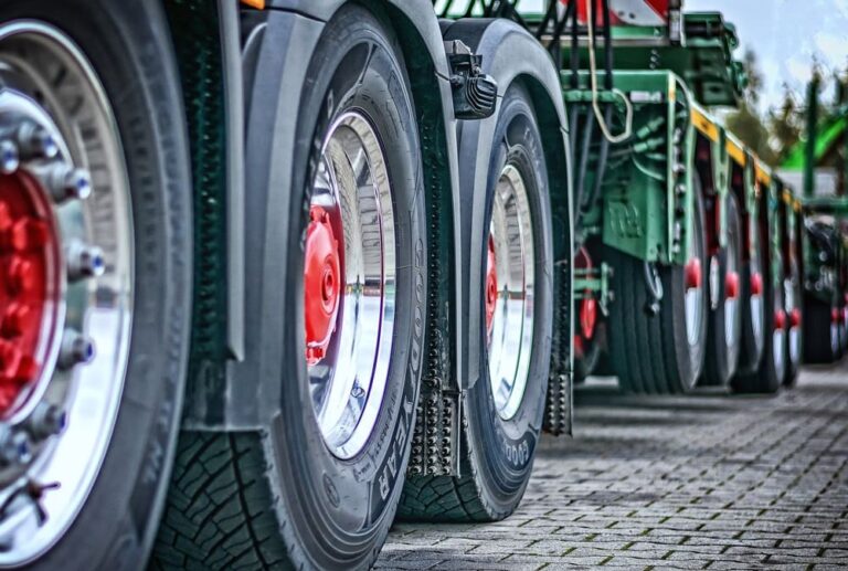 Kola ciężarówki na placu parkingowym
