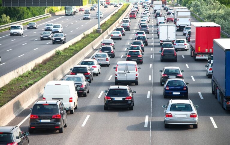 Korek na autostradzie z wieloma samochodami