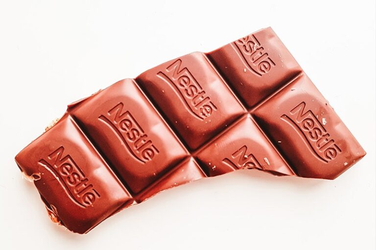 Czekolada Nestle na białym tle
