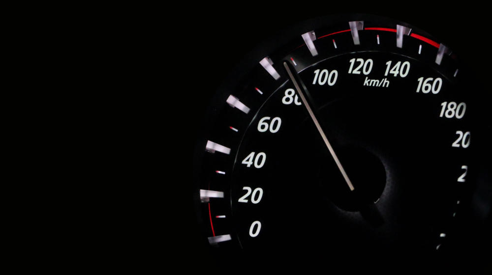 Podświetlony licznik prędkości z wskazaniem 100 km/h